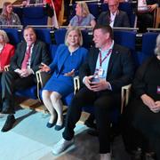 Tidigare partiledaren Stefan Löfven, partiledaren Magdalena Andersson och partisekreterare Tobias Baudin samt Linda Baudin då socialdemokraternas kongress i Göteborg inleds.