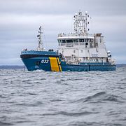 Kustbevakningens fartyg KBV033 på plats vid ett kabelbrott.