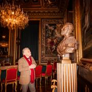 Herman Lindqvist. Här fotograferad vid bysten av kung Oscar II i Stockholms slott.