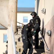 Polisens bombtekniker undersöker fastigheten i Åkersberga där en bomb exploderade på påskaftons morgon.