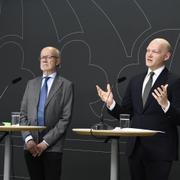 Finansmarknadsministern Niklas Wykman (M) tar emot utredning om amorteringskrav och bolånetak från utredaren Peter Englund