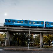 Tunnelbanetåg av den gamla modellen på röda linjen. Arkivbild.