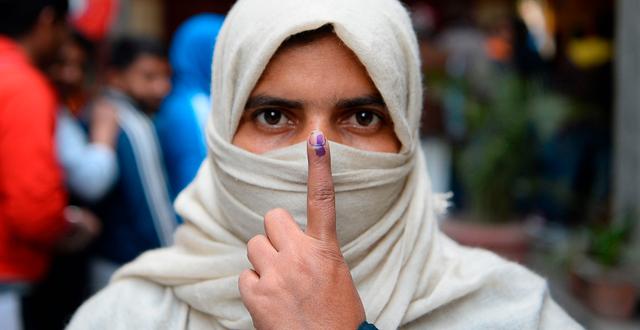 Indisk kvinna som har lagt sin röst i dagens regionalval i huvudstaden Delhi. SAJJAD HUSSAIN / AFP