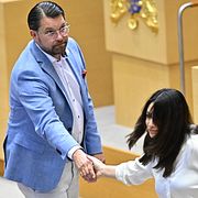 Sverigedemokraternas partiledare Jimmie Åkesson (SD) och vänsterpartiets partiledare Nooshi Dadgostar (V).