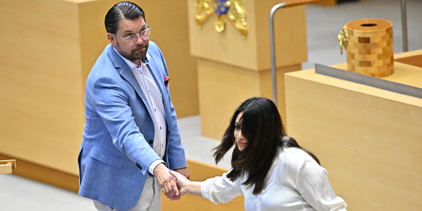 Sverigedemokraternas partiledare Jimmie Åkesson (SD) och vänsterpartiets partiledare Nooshi Dadgostar (V).