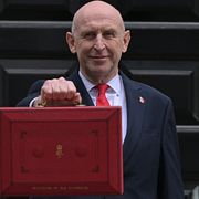 Storbritanniens finansminister John Healey utanför Downing Street 11.
