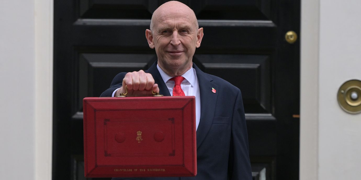 Storbritanniens finansminister John Healey utanför Downing Street 11.