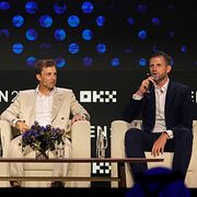 Eric Trump, vice vd för The Trump Organization, talar under ett kryptoevenemang i Dubai, maj 2025. Bredvid sitter Zach Witkoff, medgrundare av World Liberty Financial, och investeraren Justin Sun.