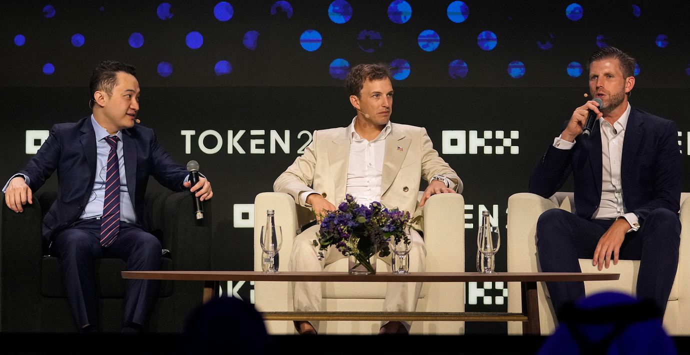 Eric Trump, vice vd för The Trump Organization, talar under ett kryptoevenemang i Dubai, maj 2025. Bredvid sitter Zach Witkoff, medgrundare av World Liberty Financial, och investeraren Justin Sun.
