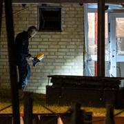 Nationella bombskyddet undersöker skadorna på en entré och fönster vid en flerfamiljsfastighet på Von Rosens väg på Rosengård i Malmö efter en explosion tidigt på onsdagsmorgonen.