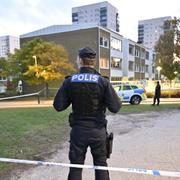 Polis och avspärrningar Malmö på måndagsmorgonen efter en skottlossning mot en lägenhet.