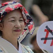 Japansk kvinna demonstrerar mot TPP i Tokyo. Arkivbild från maj 2013.