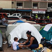 Människor sätter upp läger i Caracas, 27 juni.