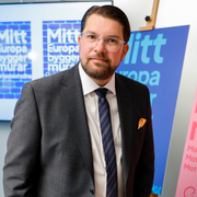 Sverigedemokraternas partiledare Jimmie Åkesson lanserar den nya EU-sloganen.