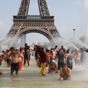 I Paris svalkade sig folk i fontäner under värmeböljan.