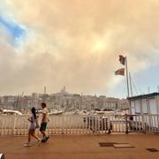 Rök väller över hamnen i Marseille.