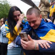 Ukrainsk soldat möter upp anhöriga, 24 maj. 