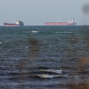 De bordade fartygen Caffa (t v) och Sea Owl.