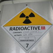 Skylt som varnar för radioaktivitet i radioaktivt avfall. 