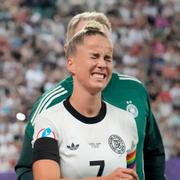 Giulia Gwinn tvingades till byte i den första halvleken. 