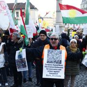 Demonstranter vid Svea hovrätt när dom för den utpekade bödeln Hamid Noury meddelades 2023.