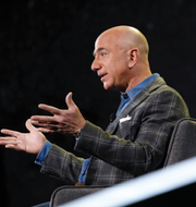 Philip Botström och Amazons vd Jeff Bezos. TT