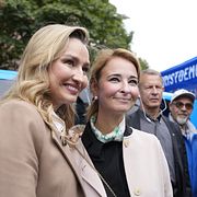 Kristdemokraternas partiledare Ebba Busch (KD) och Alice Teodorescu Måwe (KD) valspurtar på Karlaplan.