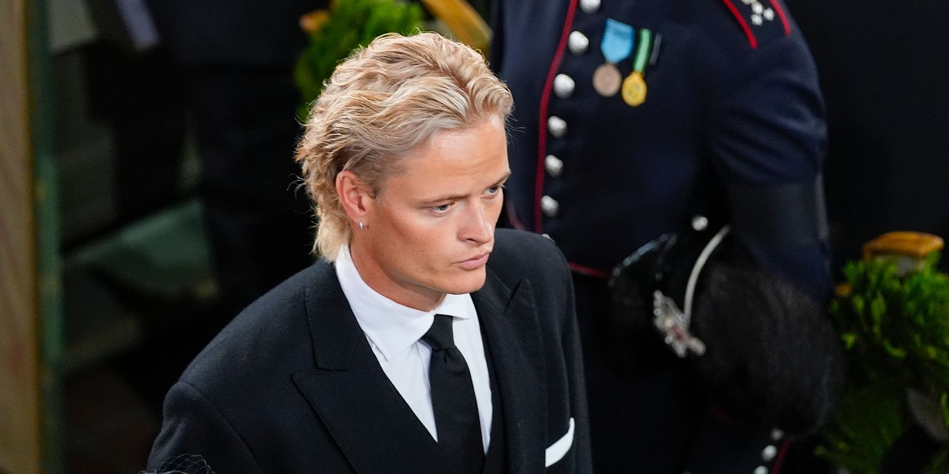 Kronprinsessans son Marius Borg Høiby på norska kung Haralds begravning.