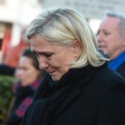 Marine Le Pen sörjer när pappans kista förs bort den 11 januari.