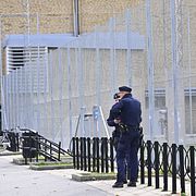 Polis utanför Kämpetorpshallen Älvjsö dagen efter skjutningen.