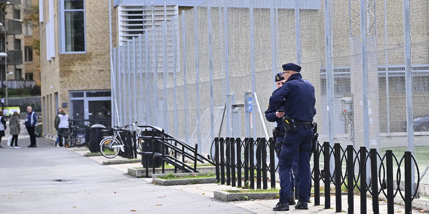 Polis utanför Kämpetorpshallen Älvjsö dagen efter skjutningen.