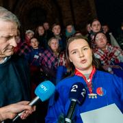 Statsminister Jonas Gahr Støre (Ap) och Elle Nystad, projektledare för protesterna. 