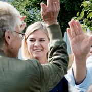 Statsminister Stefan Löfven (S) och finansminister Magdalena Andersson (S) spelar boule under ett besök hos PRO i Handen. Arkivbild.