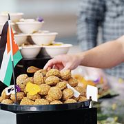 Allt började med Mohammeds pappa Kamal, som flyttade till Mexiko. Efter hans död hjälpte sonen Shadi 18 släktingar från Gaza till Mexiko, där familjen nu säljer palestinsk mat.