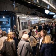 Passagerare väntar på att kliva på ett Öresundståg vid plattformen på Malmö C.