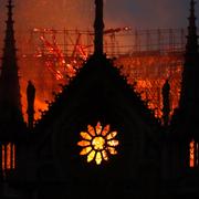 Notre-Dame i lågor.