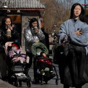 Kvinna med barn på en turistgata i Peking, 1 mars.