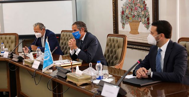 Rafael Mariano Grossi på IAEA med Irans atomenergiorganisation AEOI:s Mohammad Eslami vid en pressträff i Teheran, Iran. TT NYHETSBYRÅN