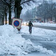 Cyklist i snöoväder i Gävle 2019.