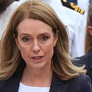 New South Wales premiärminister Chris Minns, i mitten, och Kellie Sloane, till höger, lägger ner kransar för att hedra offren för terrordådet dagen innan vid Bondi Beach den 15 december 2025.