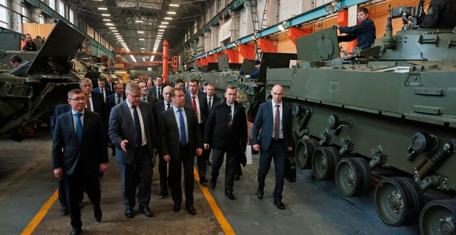 Ryska säkerhetsrådets vice ordförande Dimitrij Medvedev vid en fabrik som producerar ryska stridsvagnar.  Ekaterina Shtukina / AP