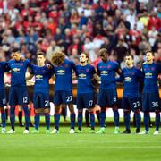 Manchester Uniteds spelare under en tyst minut inför Europa Leaguefinalen på onsdagen.