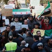 Demonstranter mot våldet vid Syriens medelhavskust på söndagen i Damaskus.