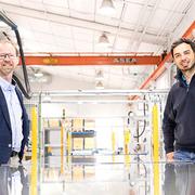 Absolicon säljer robotiserade produktionslinor för koncentrerande solfångare. Vd Joakim Byström och säljchef Carlo Semeraro konstaterar att rollerna nu är omvända och kunderna söker upp Absolicon.