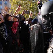 Franska studenter möter kravallpolis under en demonstration i Paris på torsdagen.