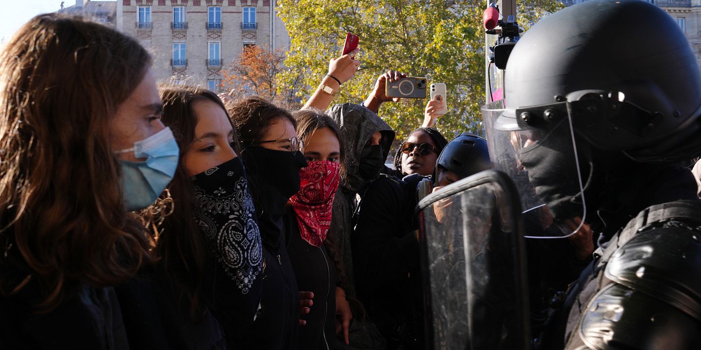 Franska studenter möter kravallpolis under en demonstration i Paris på torsdagen.
