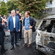 Moderatledaren Ulf Kristersson (th) i samtal med Dan Windt (tv), chef för lokalpolisområde Storgöteborg Syd, och Jonas Ransgård (M) under ett besök på Frölunda torg efter nattens bilbränder.