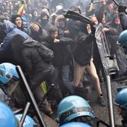 En demonstration urartade i italienska Florens på lördagen.