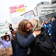 Strax före jul anordnades en manifestation utanför Södersjukhuset i Stockholm. De protesterade mot att deras kolleger, det äkta paret Zahra Kazemipour, 50, och Afshad Joubeh, 56 – som fått stanna i Sverige tack vare spårbytet – skulle tvingas lämna Sverige.