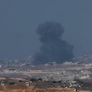 Rök stiger efter israeliskt bombanfall mot Gaza. 